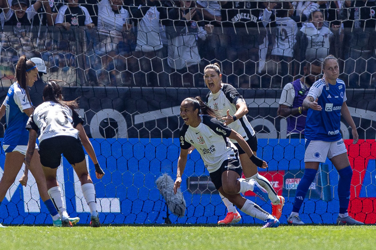 Corinthians vence Cruzeiro em Itaquera e conquista pela sétima vez o Brasileirão Feminino