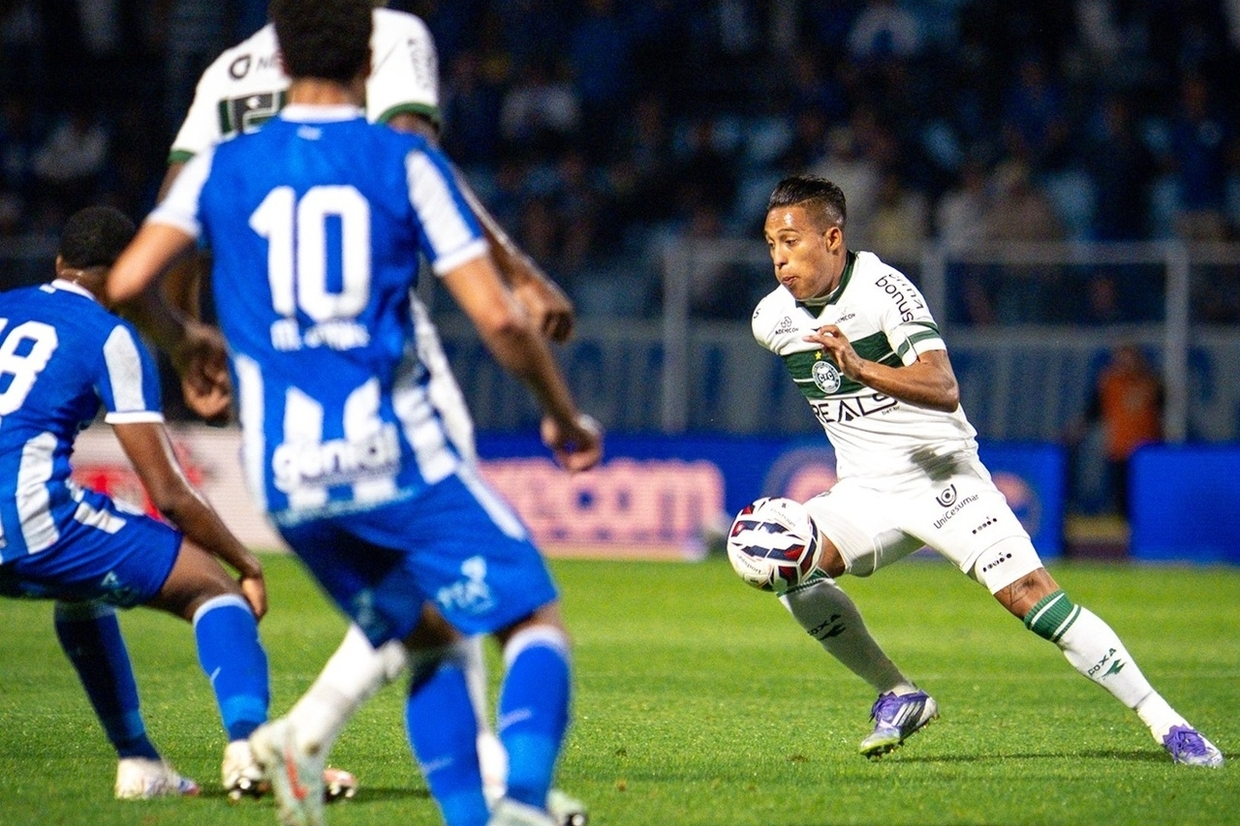 Coritiba bate o Avaí na Ressacada e dorme na liderança da Série B
