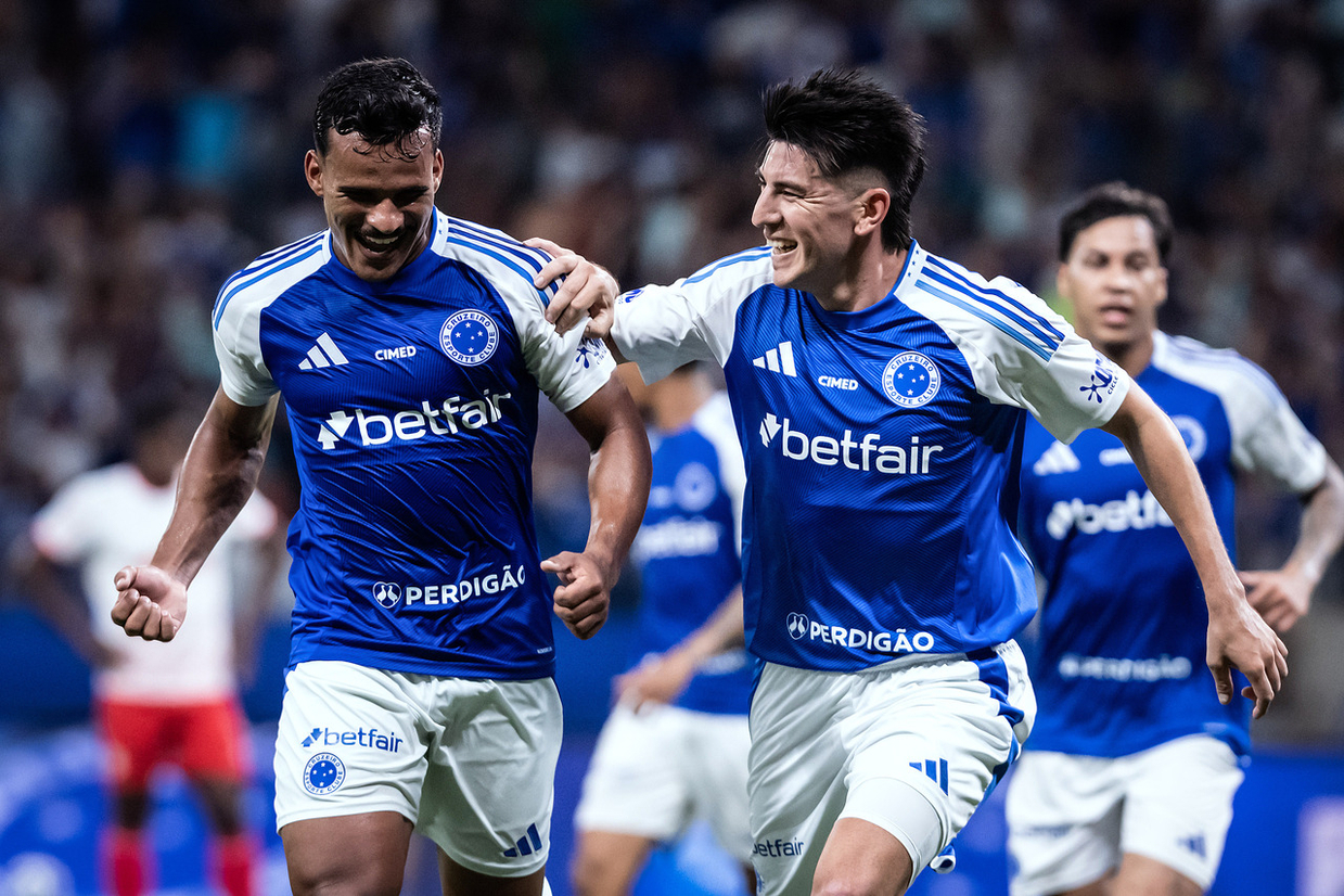 Cruzeiro vira sobre o Bragantino e encurta a distância para a ponta