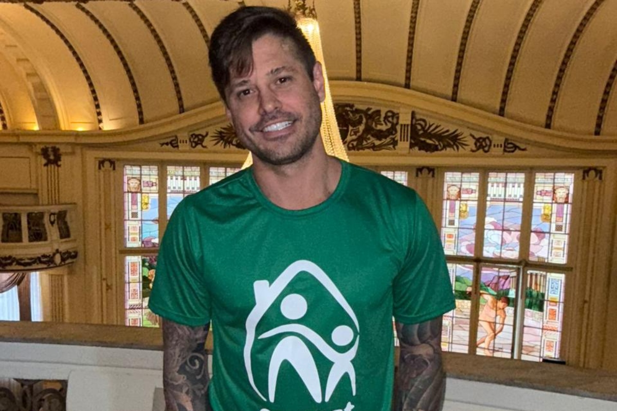 Dado Dolabella se emociona em evento solidário