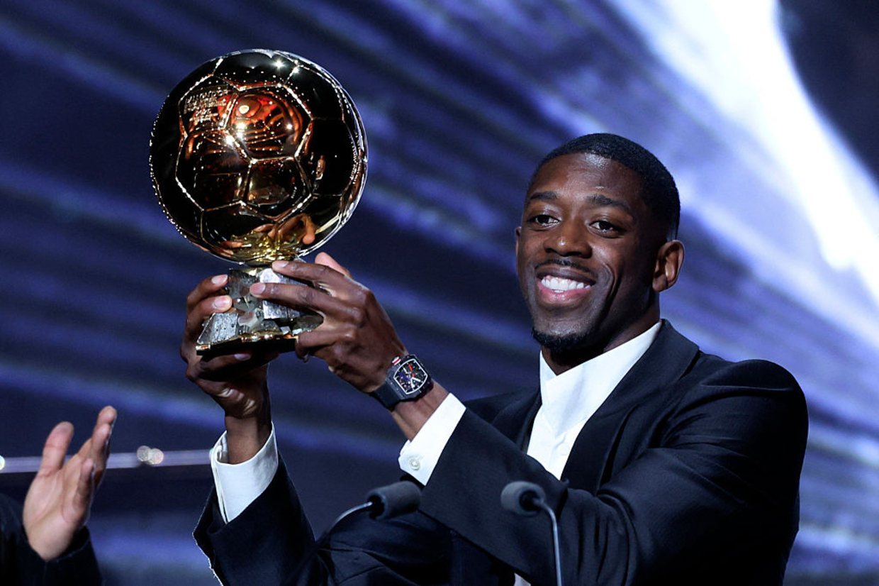 Dembélé leva a Bola de Ouro por temporada inesquecível em Paris