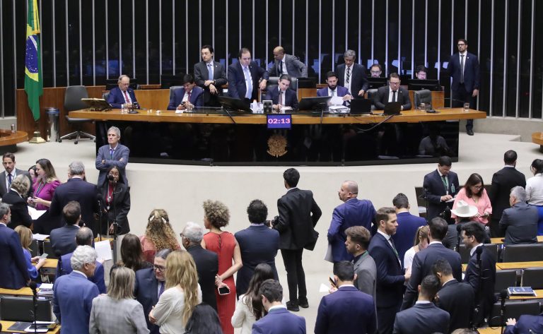 Deputados analisam pedido de urgência para projeto sobre anistia; acompanhe – Notícias