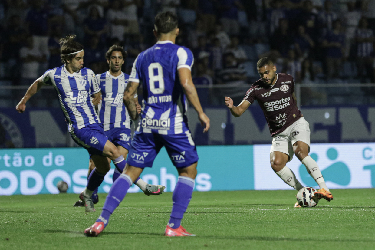 Em duelo de quatro gols, Avaí arranca empate com Ferroviária no fim