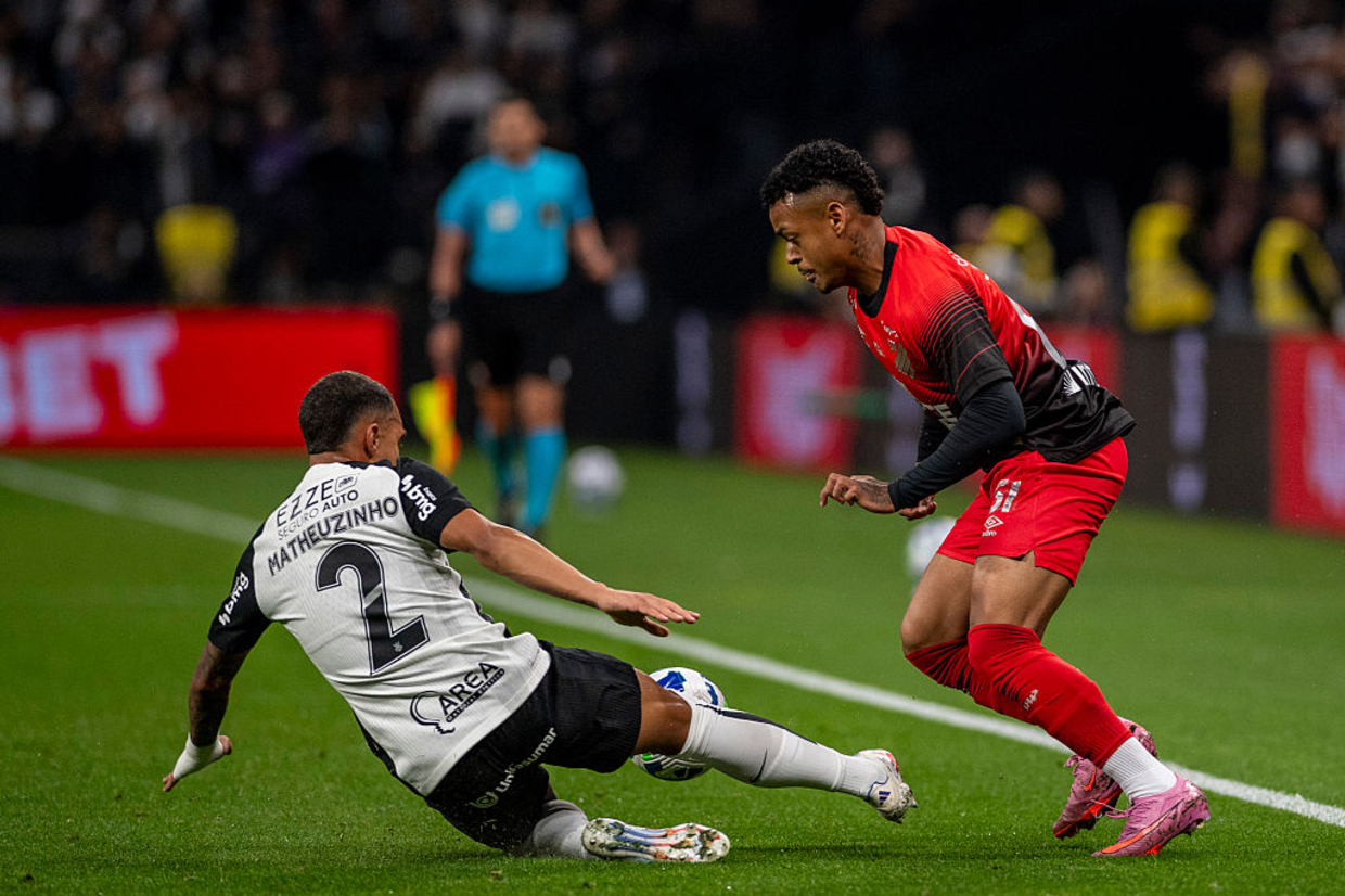 Em noite iluminada de Gui Negão, Corinthians volta a vencer Athletico e está na semifinal