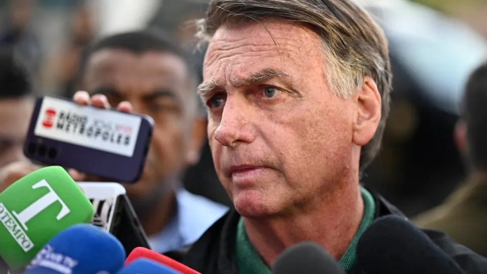 Exame aponta câncer de pele e Bolsonaro terá acompanhamento clínico
