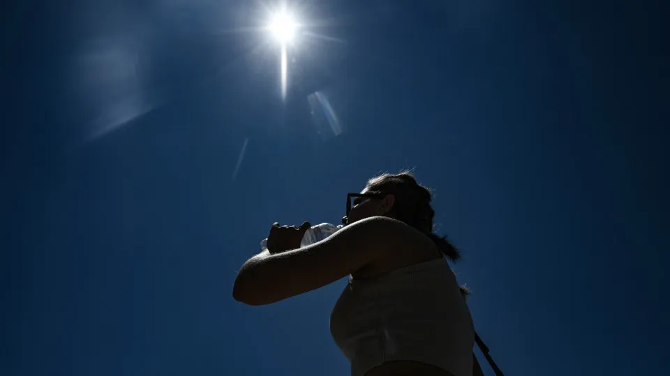 ‘Explosão de calor’ assusta turistas na Espanha com ventos de 100 km/h