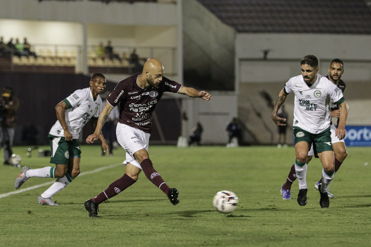 Ferroviária marca golaço no fim e arranca empate do Goiás em casa