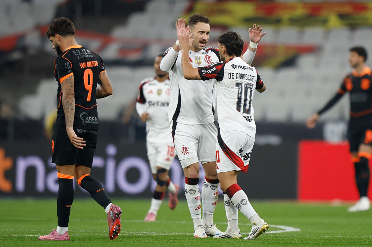 Flamengo vira sobre o Corinthians no fim e dispara na liderança do Brasileirão