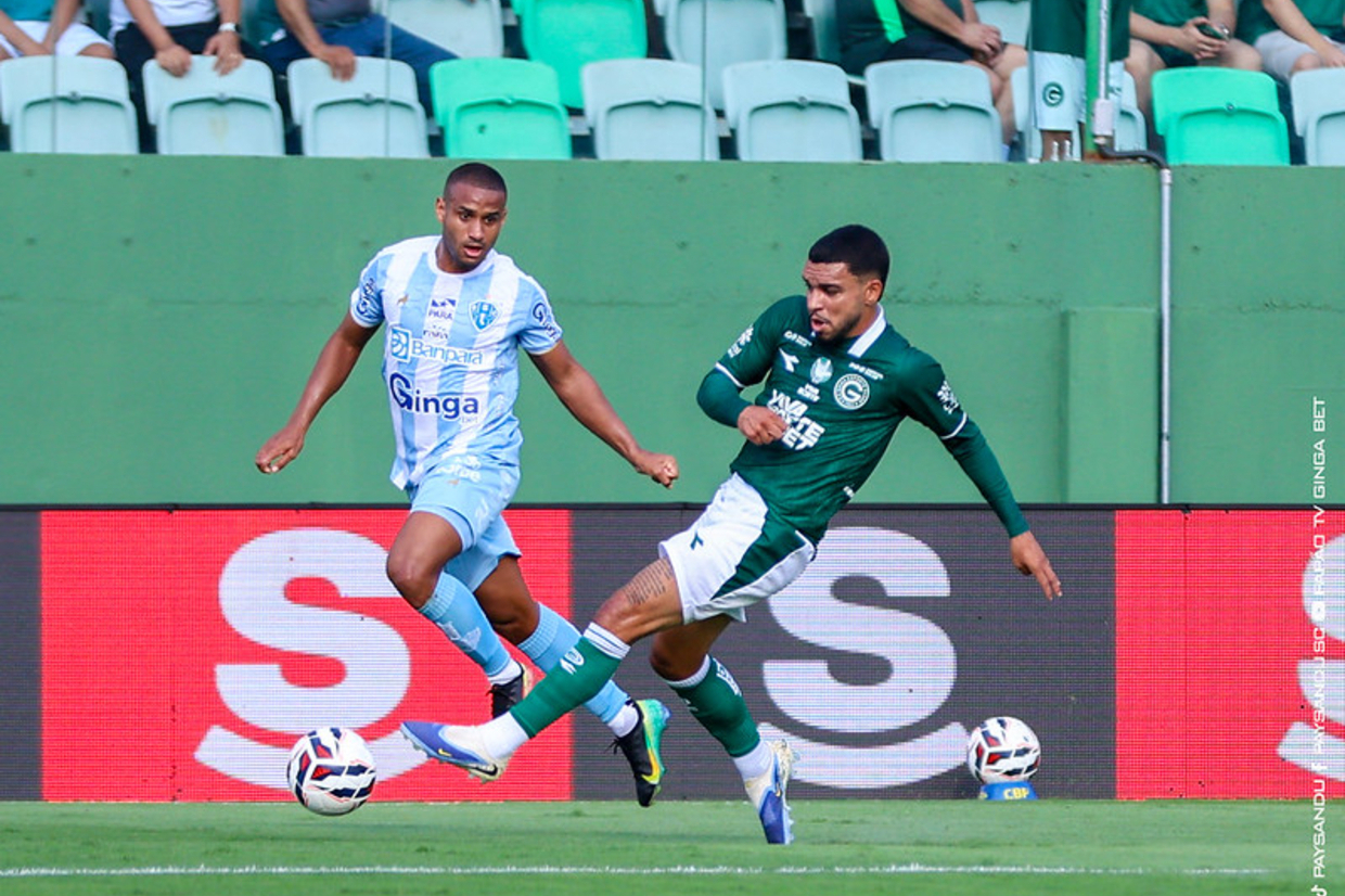 Goiás marca no fim, vence Paysandu e dorme na ponta da Série B