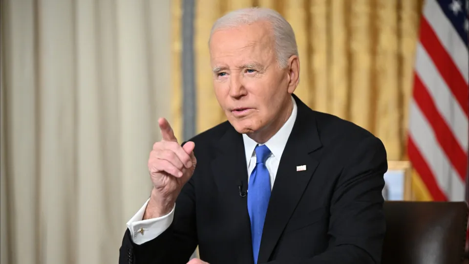 Há uma “luta existencial” nos EUA, diz o ex-presidente Joe Biden