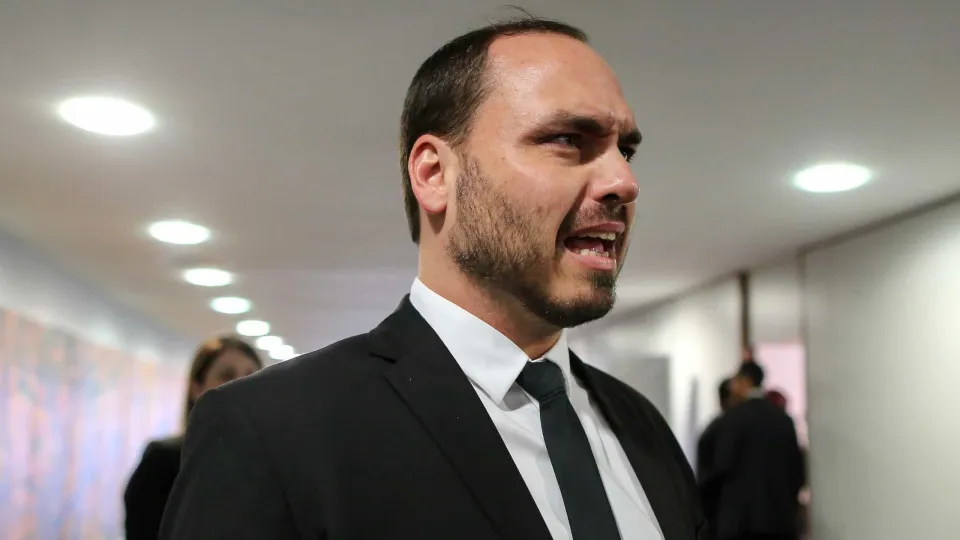 Carlos Bolsonaro apoia Flávio e diz ser normal mercado se preocupar com nome que pode reduzir lucro