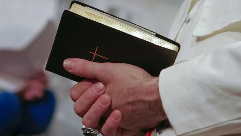 Igreja nomeia padre condenado por estupro e abre crise na França