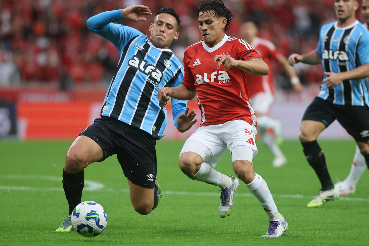 Inter perde pênalti no último minuto e Grêmio vence clássico polêmico no Beira-Rio