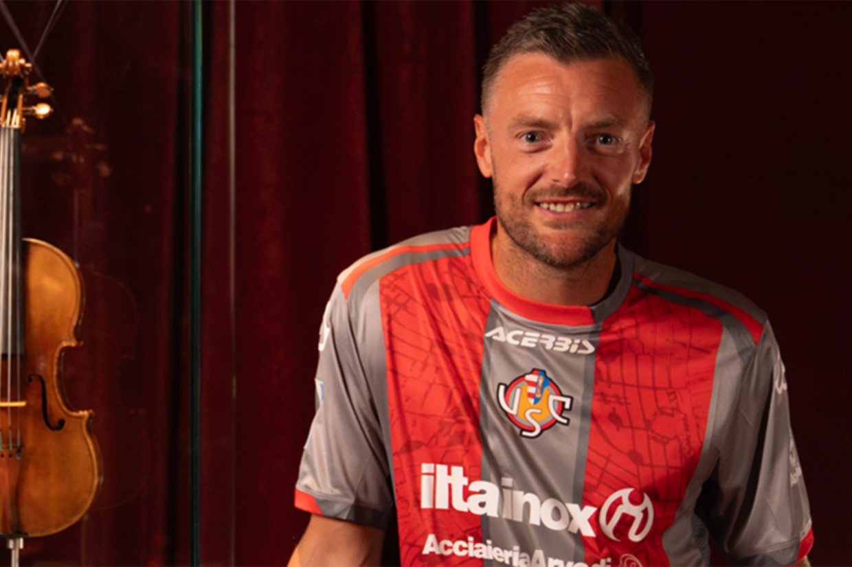 Jamie Vardy assina com a Cremonese