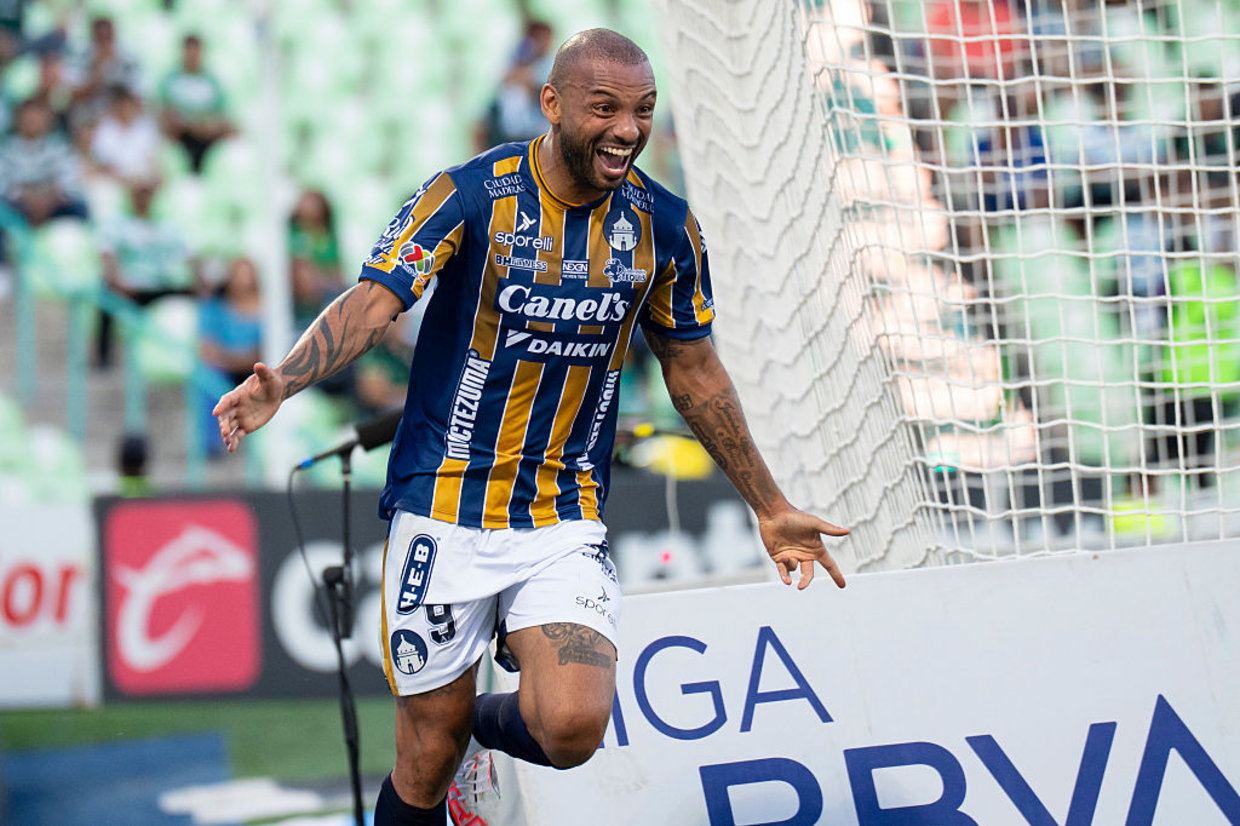 João Pedro Galvão dribla seca de gols e vira artilheiro no futebol mexicano