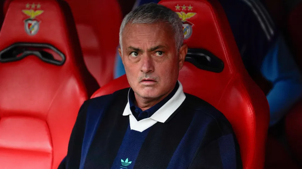 José Mourinho retorna ao Benfica após 25 anos e assina até 2027