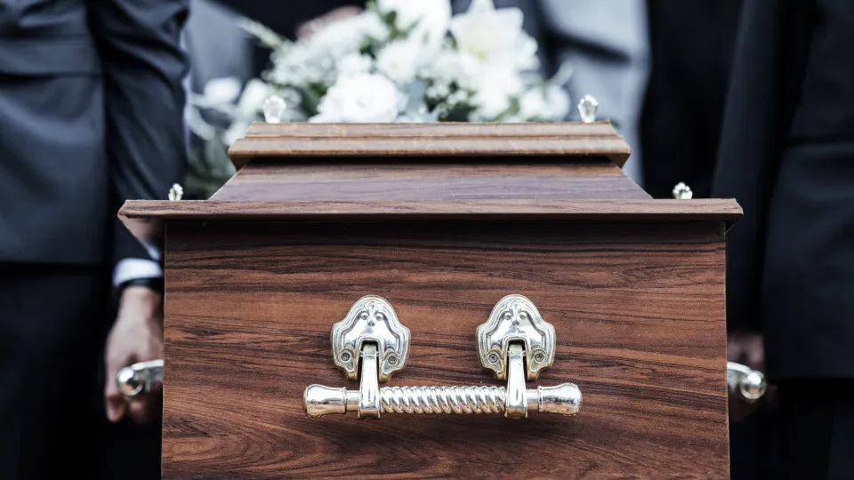 Jovem dado como morto aparece gritando no próprio funeral: “Estou vivo!”