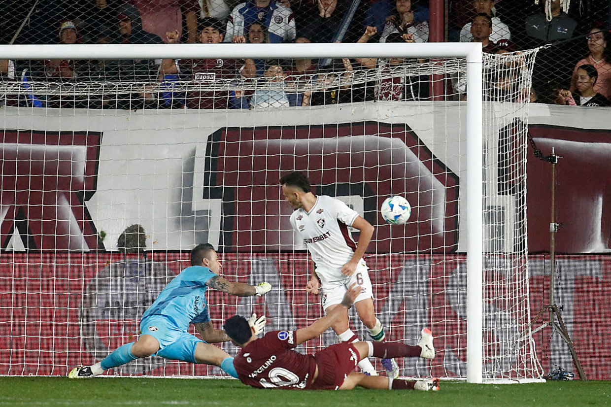 Lanús ´acha´ gol no fim e larga na frente do Fluminense
