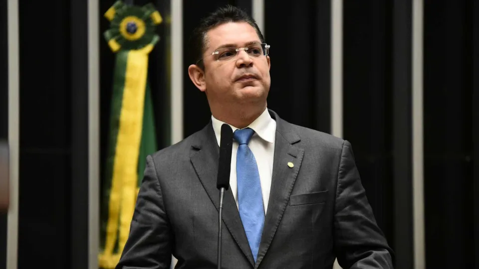 Líder do PL viaja aos EUA e deve encontrar Eduardo em momento de impasse sobre anistia