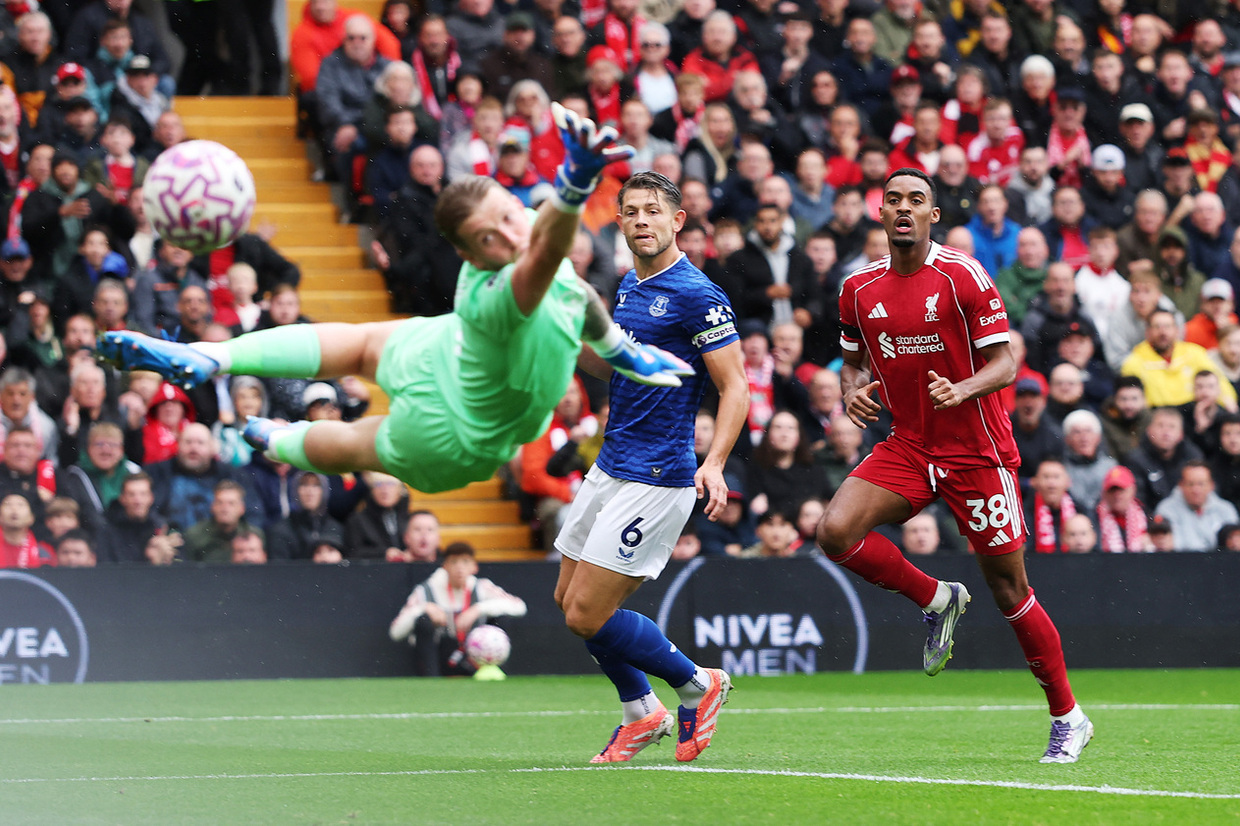 Liverpool supera o Everton no Clássico de Merseyside e embala quinta vitória na Premier League