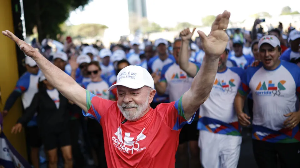 Lula corre em público, faz provocação a Bolsonaro e fala em soberania após aceno de Trump