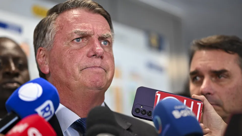 Maioria dos brasileiros acha justo Bolsonaro ser condenado, aponta CNT