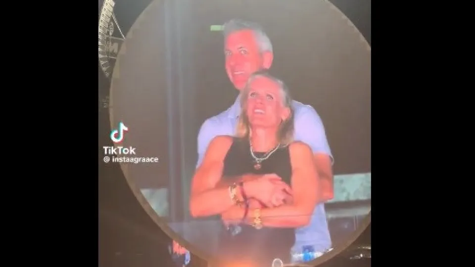 Marido de mulher ‘flagrada’ Coldplay também estava lá acompanhado