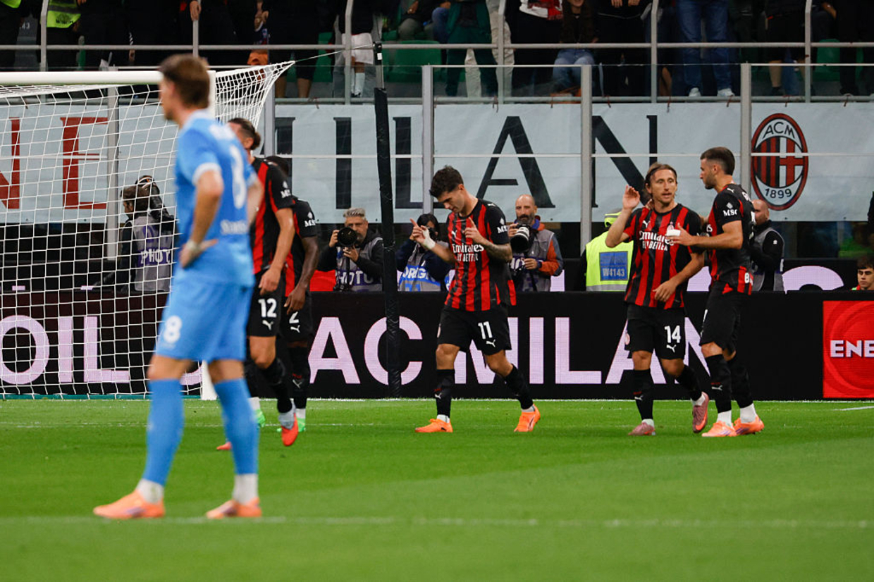 Milan passa aperto no fim, mas vence o Napoli e assume a ponta do Italiano