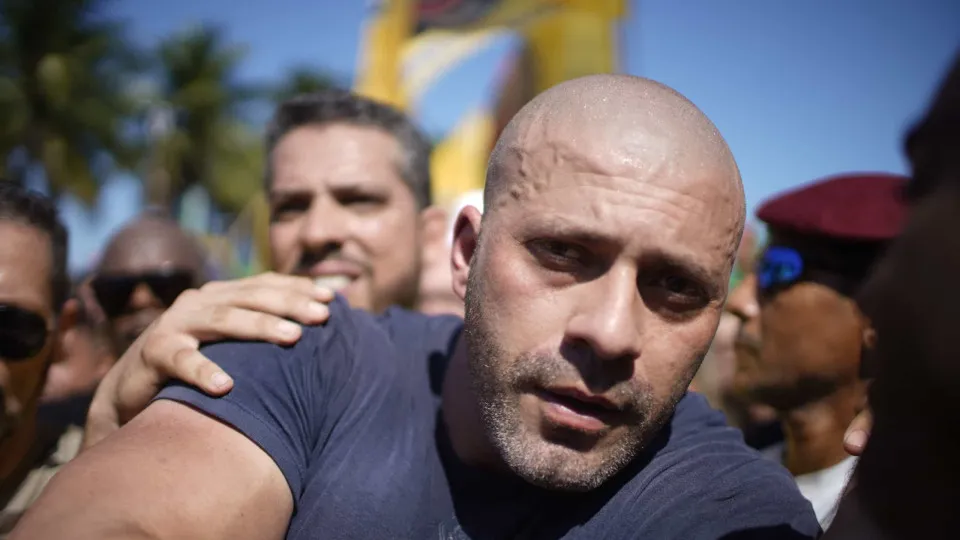 Moraes autoriza Daniel Silveira a cumprir pena no regime aberto