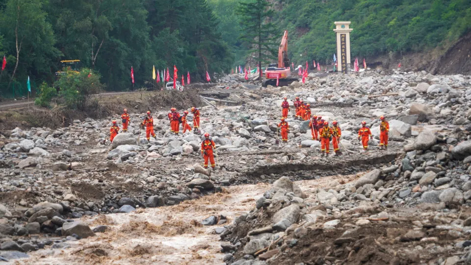 Oito mortos e quatro desaparecidos após inundações no norte da China