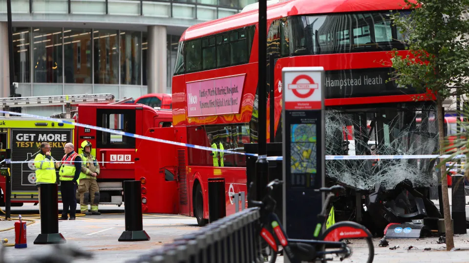 Ônibus desgovernado deixa ‘vários feridos’ no centro de Londres