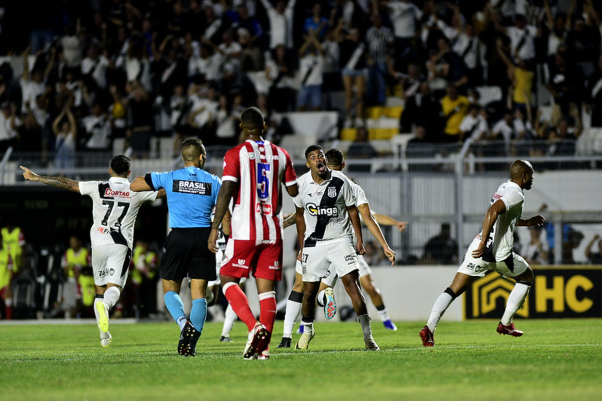 Ponte Preta conta com tropeço do rival, Guarani, e está de volta para a Série B