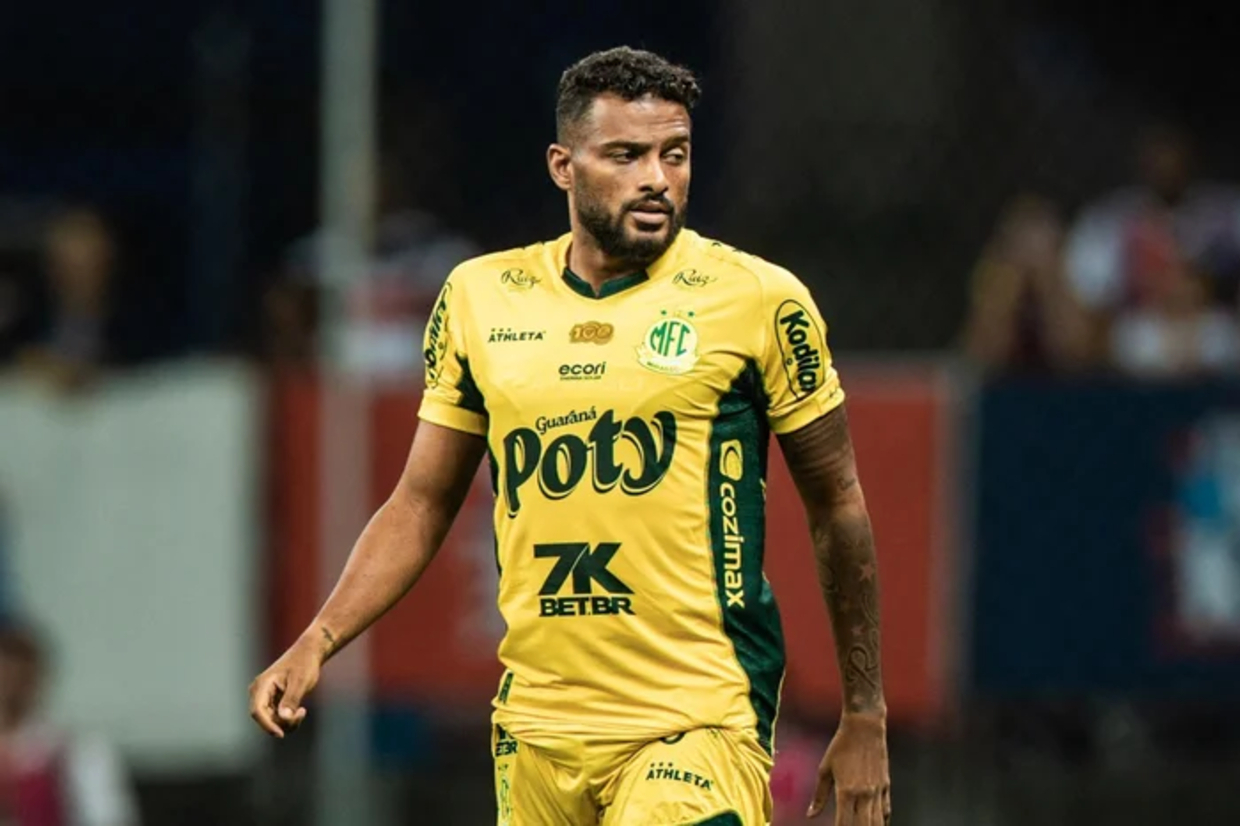 Reinaldo iguala marca de Nelinho e Ânderson Lima e se torna segundo defensor com mais gols no Brasileirão