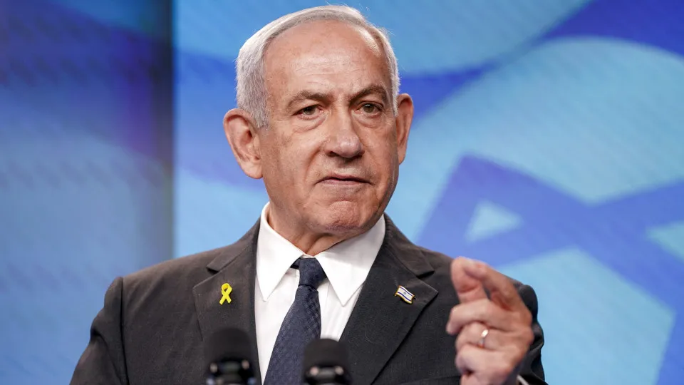 Israel mantém ofensiva e diz que 900 mil pessoas saíram de Gaza; negociações sobre reféns avançam