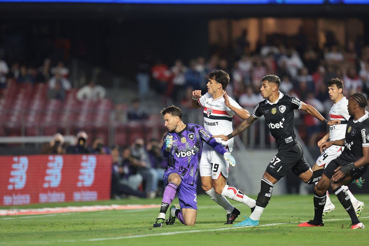 São Paulo marca cedo, vence e quebra tabu contra o Botafogo