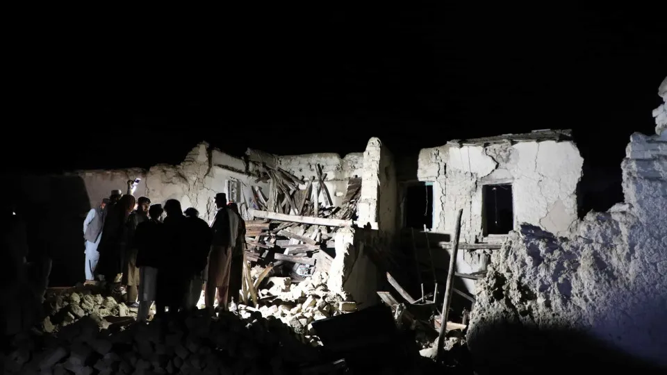 Talibã pede ajuda internacional após terremoto no Afeganistão com ao menos 800 mortos