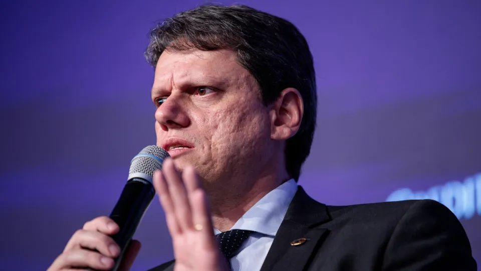 Tarcísio é criticado por promessa de indultar Bolsonaro em primeiro ato