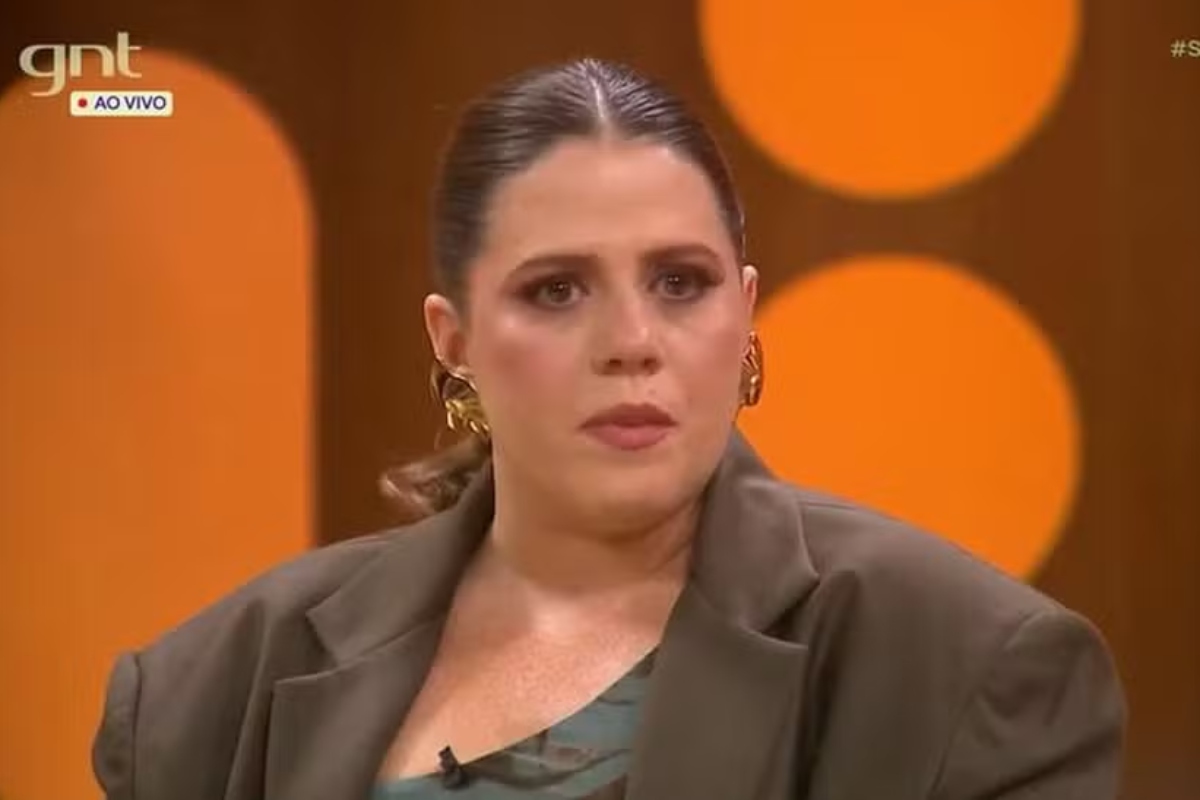 Tati Machado emociona em sua volta ao ‘Saia Justa’