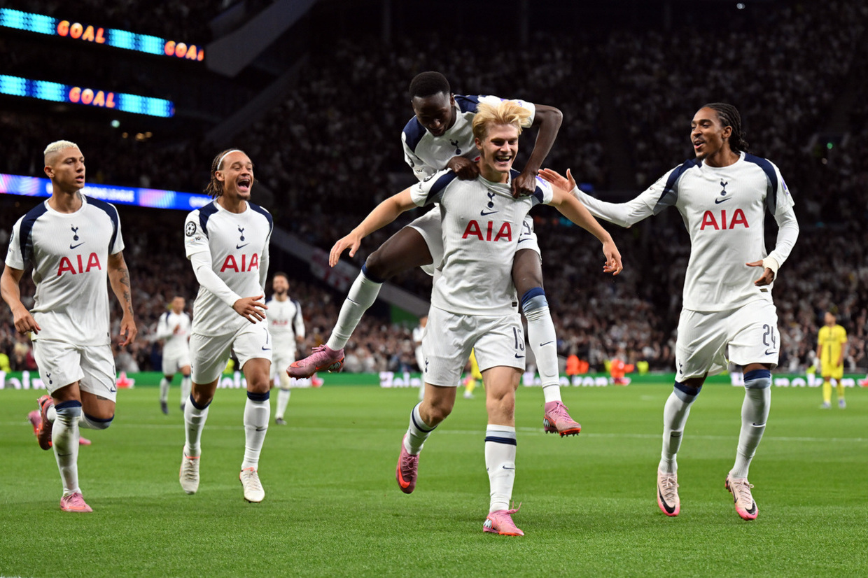 Tottenham conta com gol contra bizarro de goleiro brasileiro para abrir Champions com vitória
