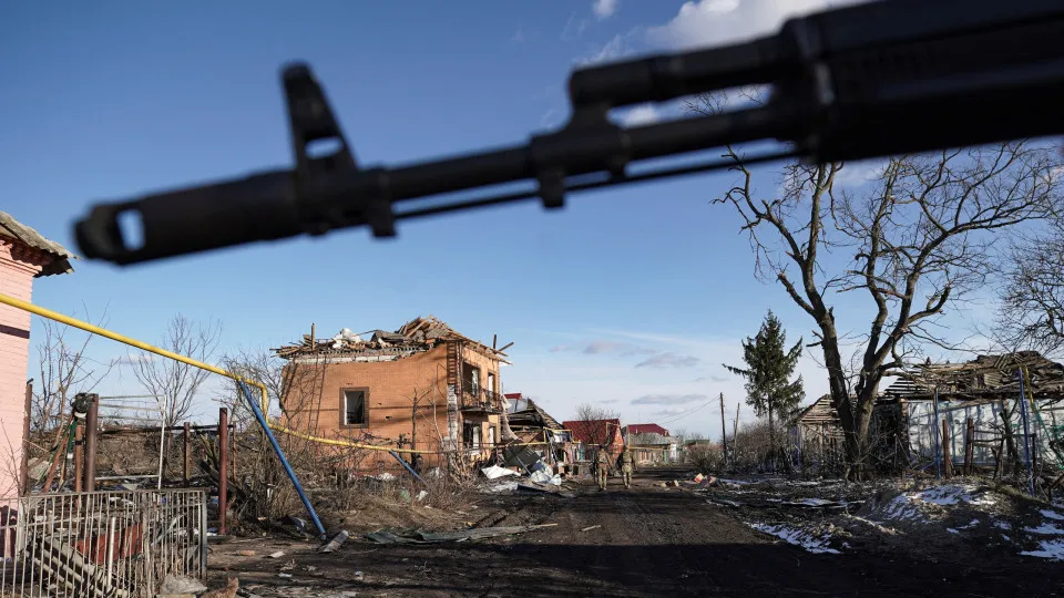 Ucrânia ataca Rússia com drones e provoca incêndio em usina nuclear