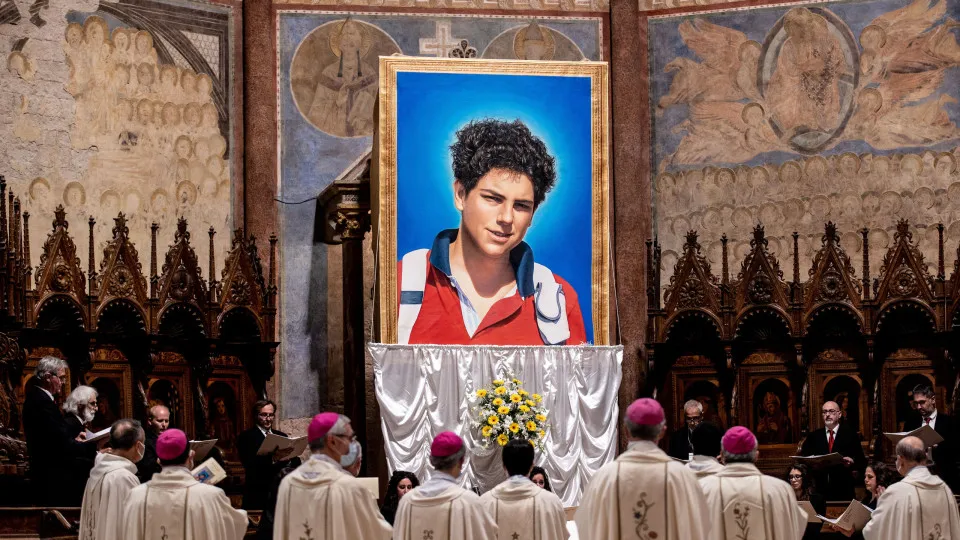 Vaticano pendura imagem de Carlo Acutis na fachada da Basílica de São Pedro