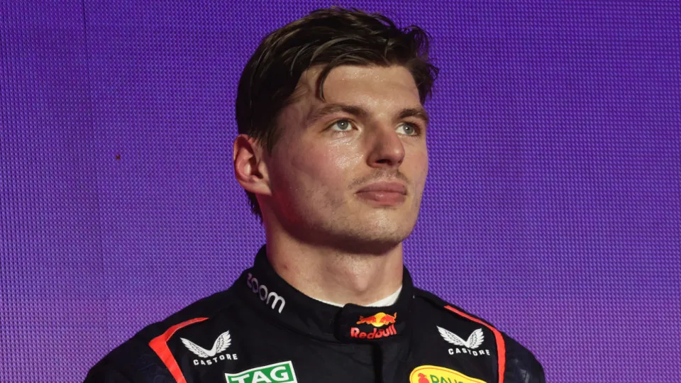 Verstappen faz a pole e Piastri bate em classificação dramática em Baku