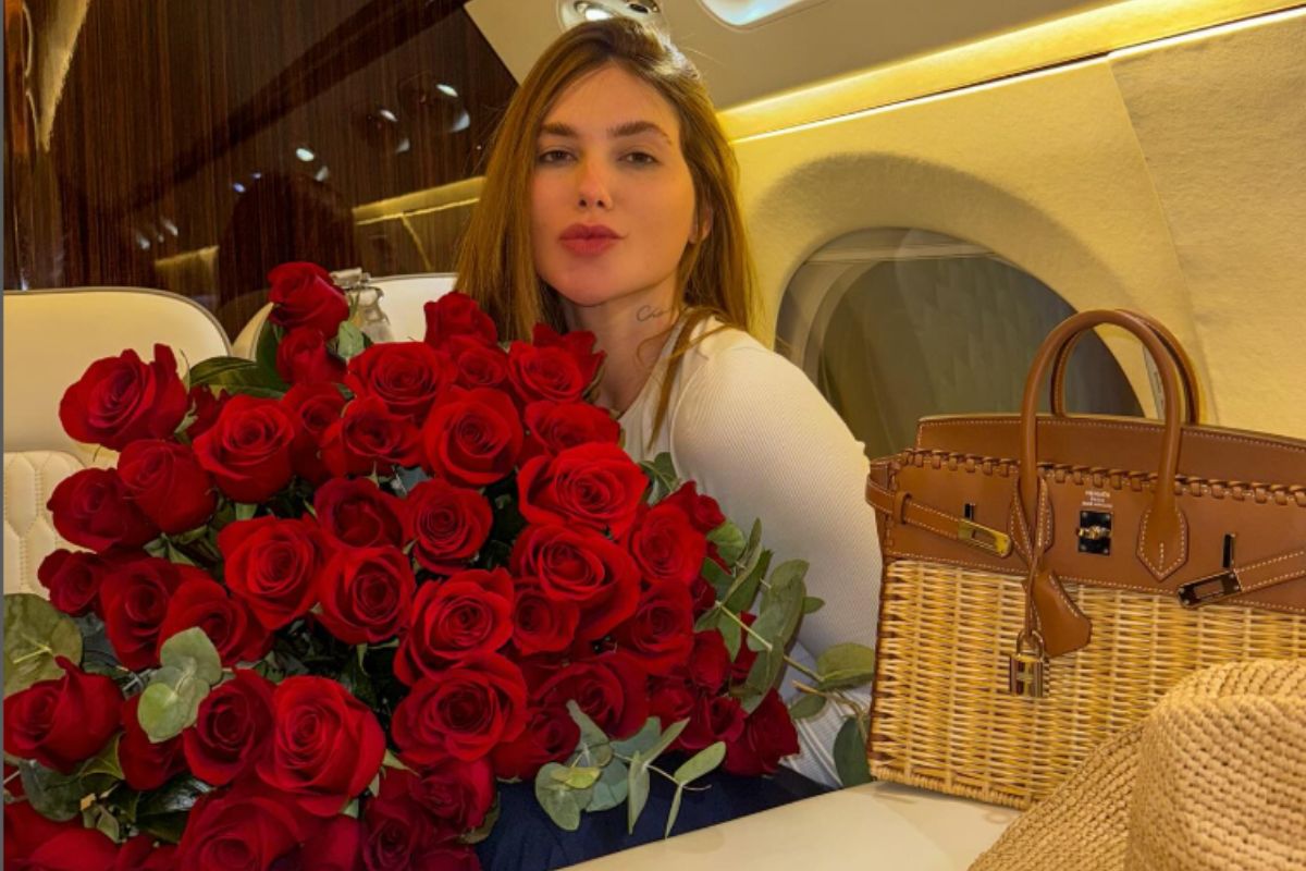 Virginia Fonseca ganha buquê de rosas após viagem com Vini Jr.
