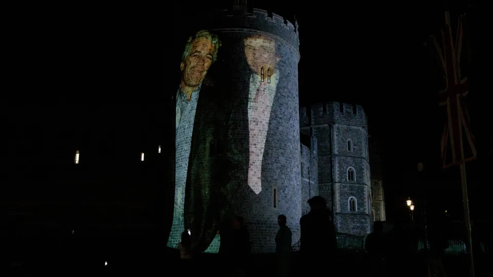 Windsor: quatro pessoas são presas por exibirem foto de Trump e Epstein