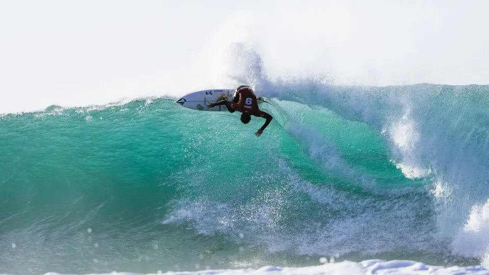 Yago Dora celebra ‘vida adulta’ com título mundial de surfe e afago no pai