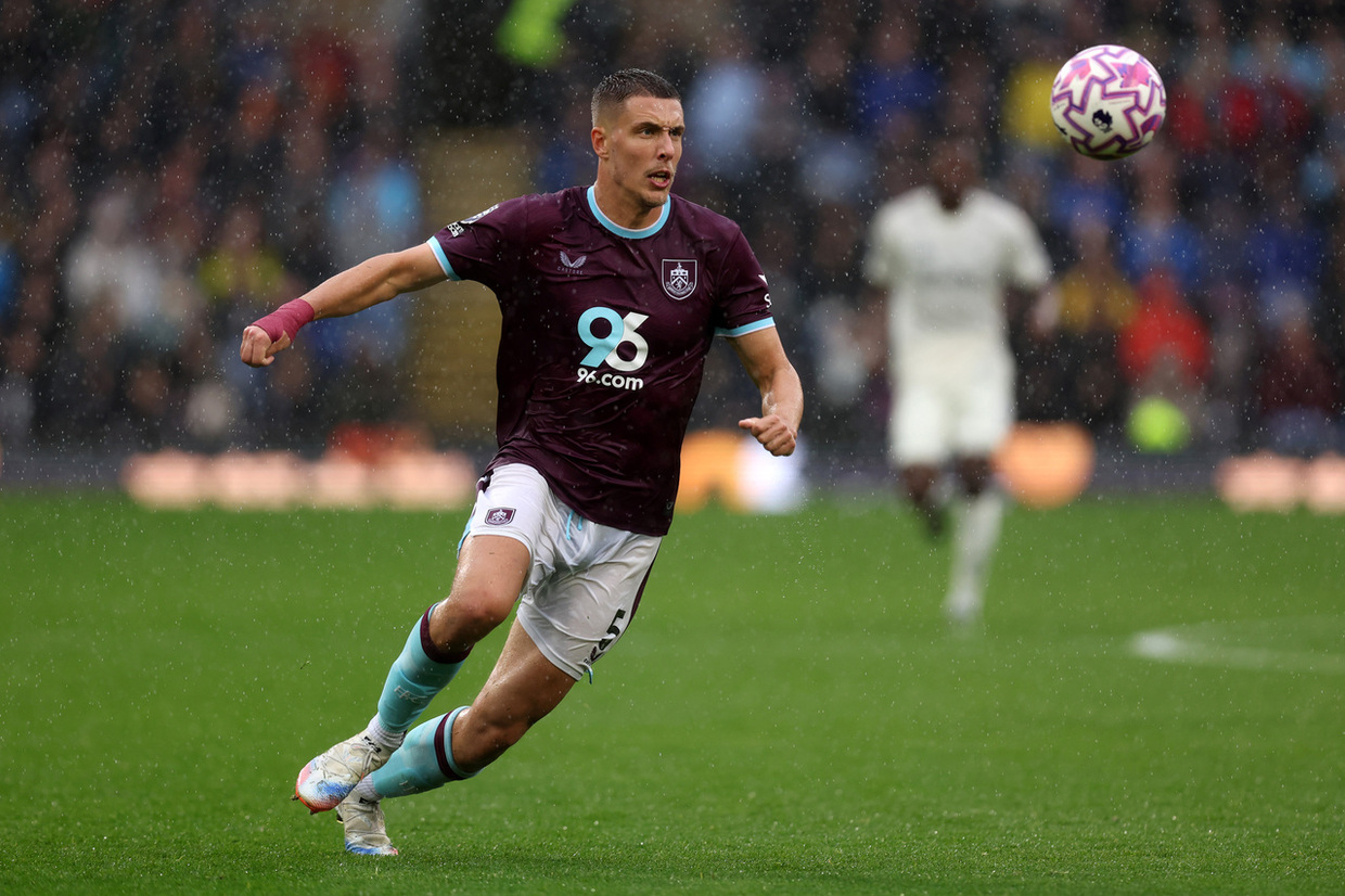 Zagueiro do Burnley marca contra duas vezes e entra para grupo seleto na Premier League