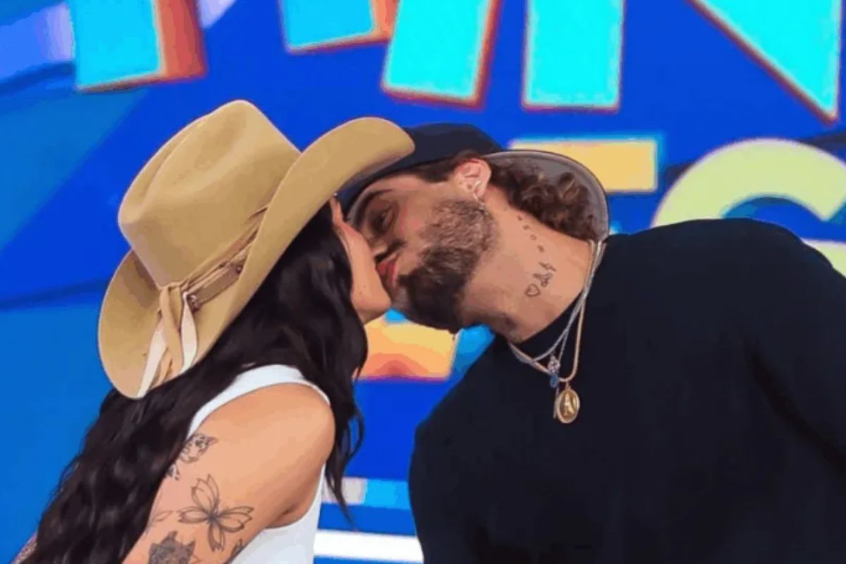 Ana Castela e Zé Felipe se beijam no palco do Domingo Legal