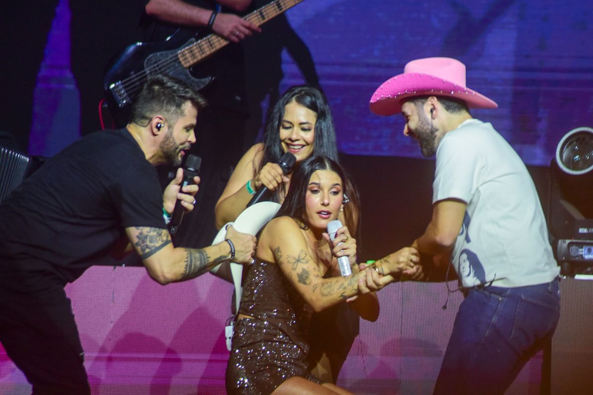 Ana Castela leva tombaço no palco e Zé Felipe assiste!