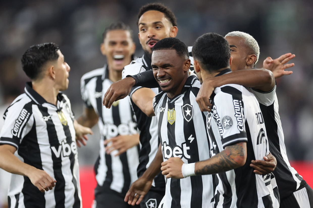 Botafogo faz o dever de casa, bate o Bahia e pula para o G4 do Brasileiro