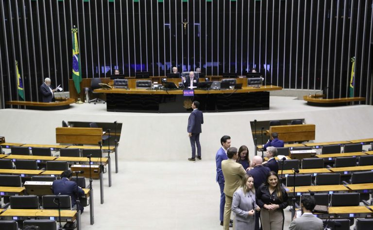 Câmara analisa pedido de suspensão de ação penal contra deputado Gustavo Gayer; acompanhe – Notícias